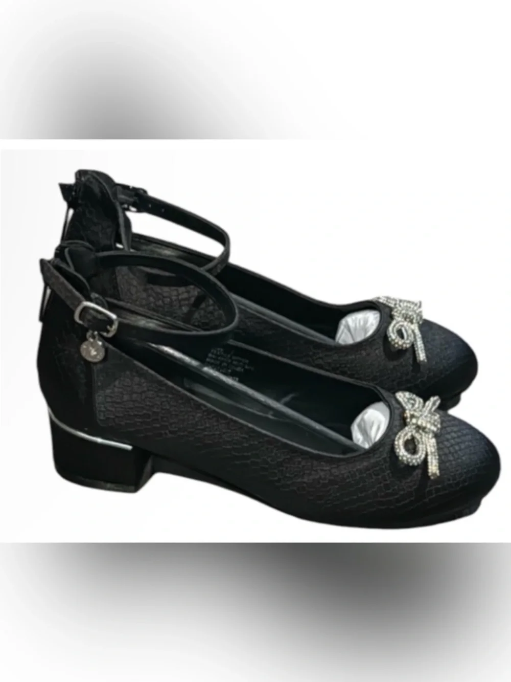 New authentic Vince Camuto girls black dress shoes sz 3 display